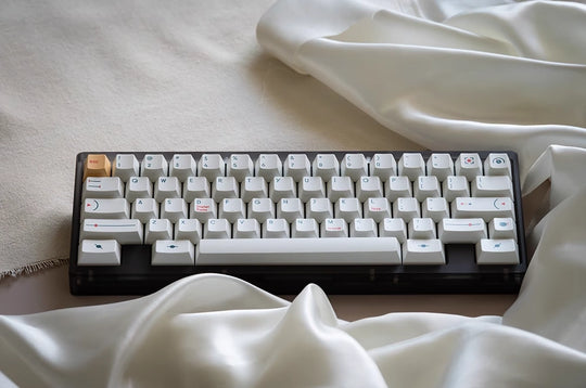 T52-keycaps-white-on-a-white-black-keyboard